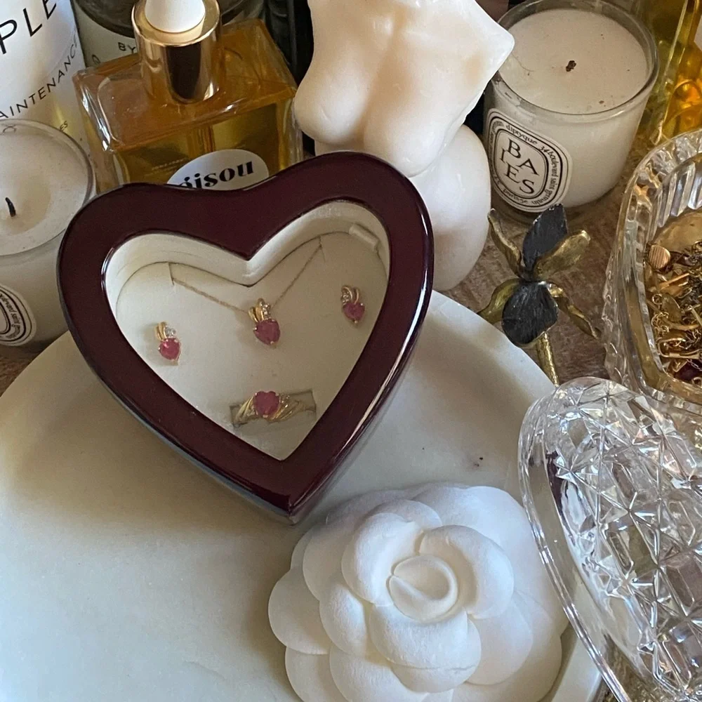 10k yellow gold, diamonds and pink sapphires jewelry set in heart box - Picture 3 of 16